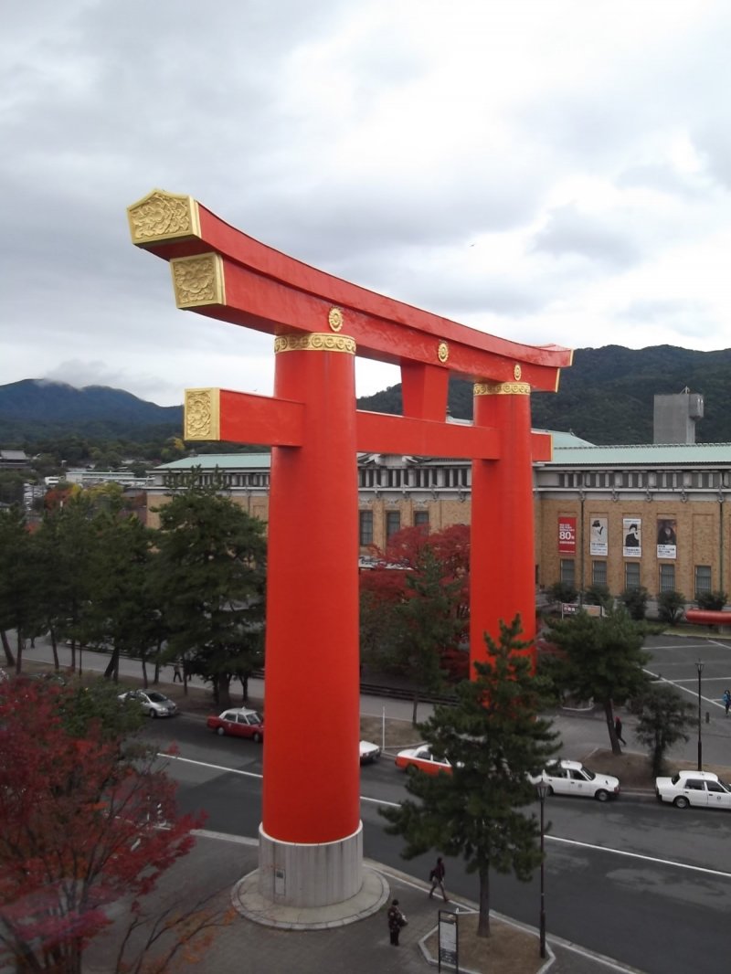 <p>The big red gate to Heian-jinja, seen from the Museum of Modern Art</p>