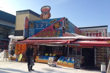 <p>มีร้านอาหารน่าสนใจอยู่ด้านหลังของตลาดแห่งนี้ นามว่า Suzuya shokudo ครับ</p>
