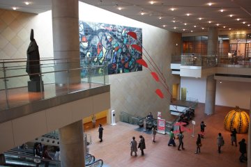 <p>บรรยากาศภายในบริเวณโถงกลางของ&nbsp;National Museum of Art, Osaka ที่ก็เต็มไปด้วยงานศิลปะหลากหลายแขนงจัดแสดงไว้อย่างน่าสนใจเช่นกัน</p>