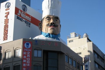 <p>You know you&#39;re in Kitchen Town when you see this giant chef.</p>