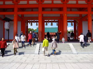 Cánh cổng khổng lồ của đền Heian Jingu: Cổng Oten-mon
