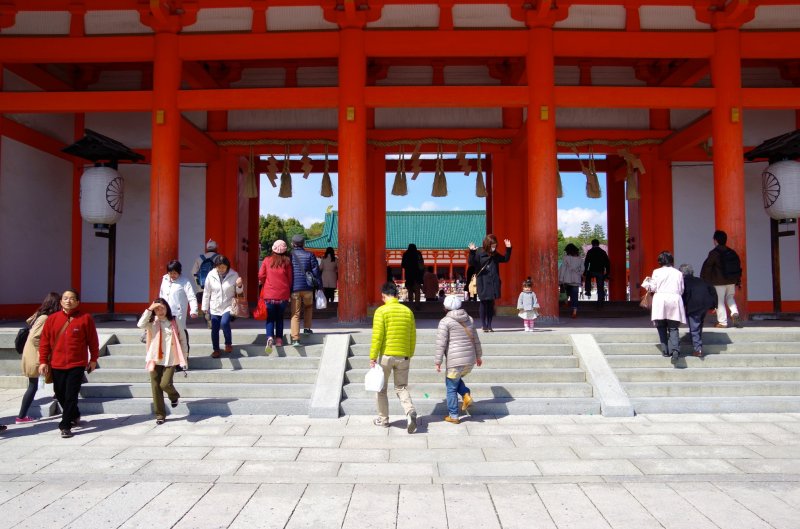 <p>The huge gate of Heian Jingu Shrine: Oten-mon Gate</p>