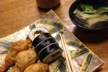 <p>ทานพร้อมกับซุปสไตล์เกียวโตและชาเขียวบนจานแฮนเมดสวยงาม</p>