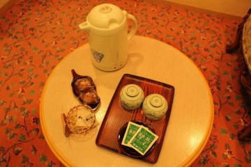 <p>มีชาเขียวซองและขนมไดฟุกุให้ทานภายในห้องพักอีกด้วย</p>