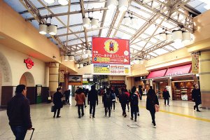 บรรยากาศภายใน&nbsp;สถานีรถไฟอุเอะโนะ (Ueno Station) ที่เต็มไปด้วยร้านค้าทั้งสองฟาก