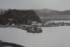 At first, take a look at the Beato photo of Chiyomoto. There is a forest on the left, a small shrine on the peninsula, and a two-story house sitting in front of the forest.