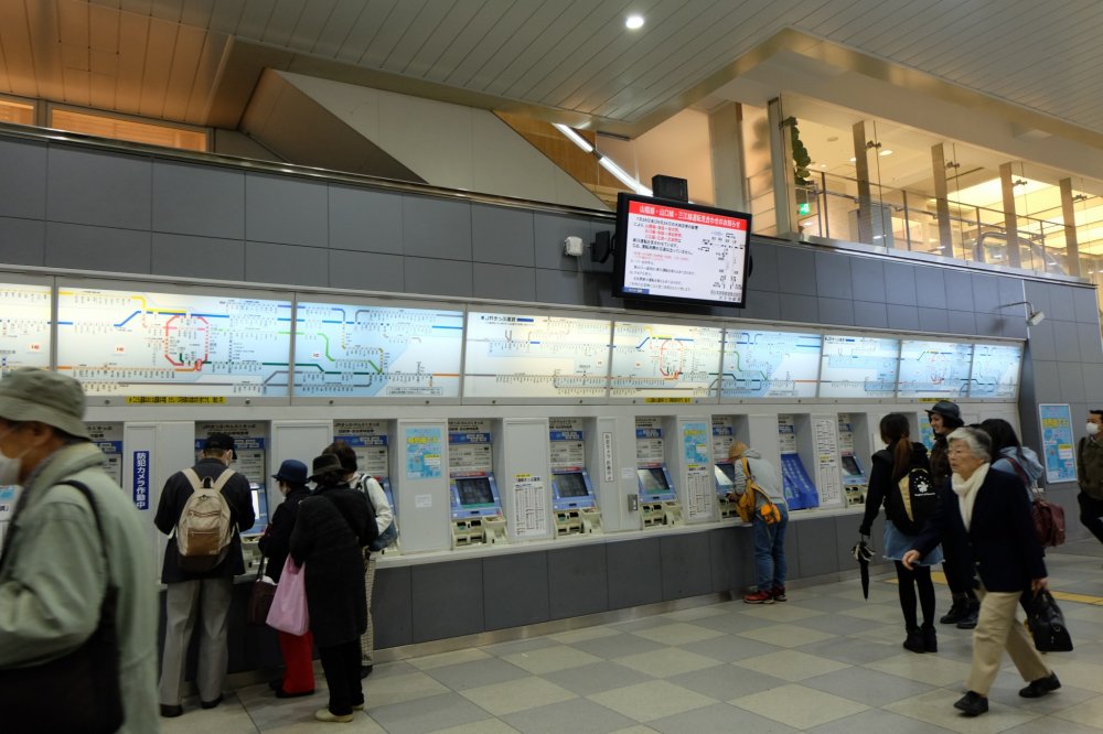นอกจากซื้อตั๋วเดินทางจากเครื่องขายตั๋วอัตโนมัติแล้ว วิธีการที่ประหยัดในการมาโยชิโนะ คือ การใช้บัตร Kintetsu มาลงที่ สถานีYoshino(Nara) ระยะเวลาเดินทางเกือบๆสองชั่วโมง