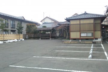 <p>It&#39;s a slightly old-style building - look out for the tanuki statue in the far corner of the parking area.</p>