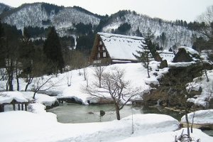 หมู่บ้านชิระคะวะโกะที่ปกคลุมไปด้วยหิมะในฤดูหนาว