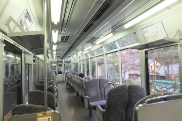 <p>ที่นั่งภายในขบวนกระจกใสรถไฟ Eizan Railway</p>