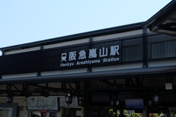 <p>ร้านอยู่หน้าสถานี Hankyu</p>