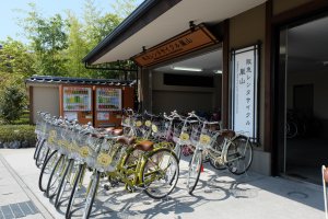 ร้านนี้มีจักรยานให้เลือกมาก แถมยังมีแผนที่และรายละเอียดที่เที่ยวสำคัญๆไว้ให้อย่างครบครัน