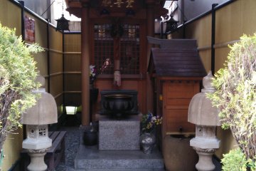 <p>There&#39;s even a place to pray, just like Asakusa.</p>