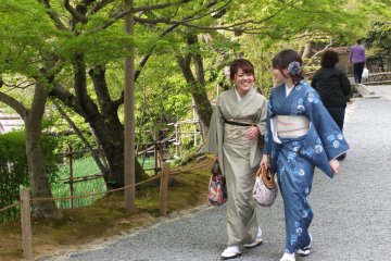 <p>หญิงสาวชาวญี่ปุ่นนิยมแต่งชุดกิโมโนมาวัด</p>