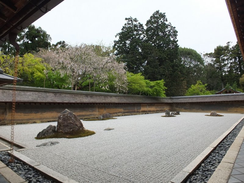 <p>สวนหินของวัดเรียวอันจิ ส่วนหนึ่งของมรดกโลกในเมืองเกียวโต</p>
