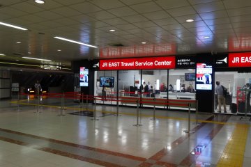 <p>ลงบันไดเลื่อนมาก็จะพบกับ JR east travel service center</p>
