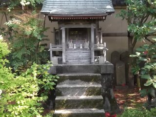 Một ngôi đền nhỏ ven đường chính