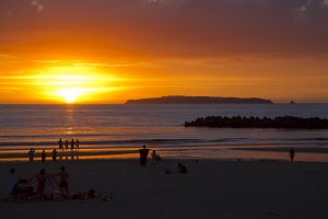 Matahari tenggelam di Pantai Shing
