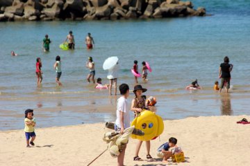 <p>Breakwalls&nbsp;create a more leisurely beach for bathers</p>