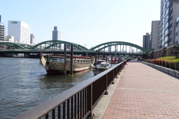 <p>เรือท่องเที่ยว สะพาน และแม่น้ำสุมิดะ</p>