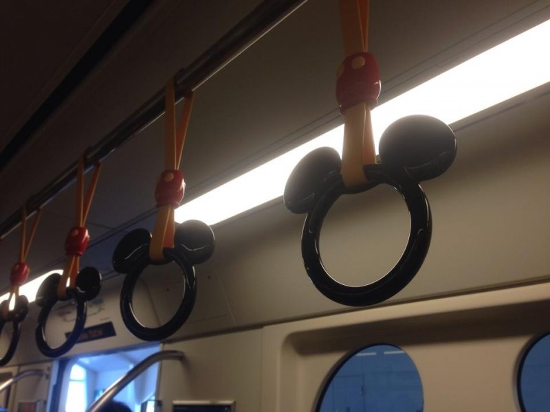 <p>디즈니지하철은 손잡이도 미키모양이에요^^</p>