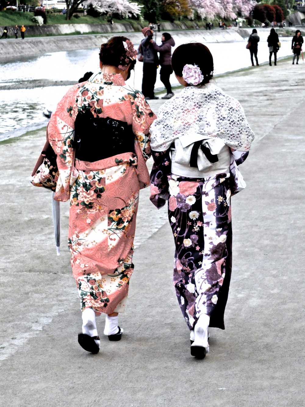 สาวๆ ในชุดกิโมโนมาเดินเล่นริมน้ำ