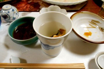 Hire-sake หรือเหล้าสาเกร้อนที่มีคลีบปลาปักเป้า มีรสชาติที่เข้มข้น 