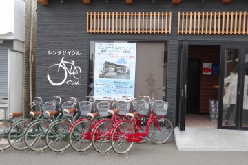 <p>ร้านให้เช่าจักรยานอยู่ข้างๆสถานีรถไฟคามาคุระ</p>