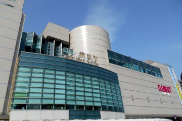 파란 하늘 아래 JR 도쿠시마 역
