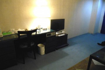 센츄리 플라자 호텔 토쿠시마 스위트룸의 데스크. 스위트는 TV가 2대 (거실에 하나, 침실에 하나)다