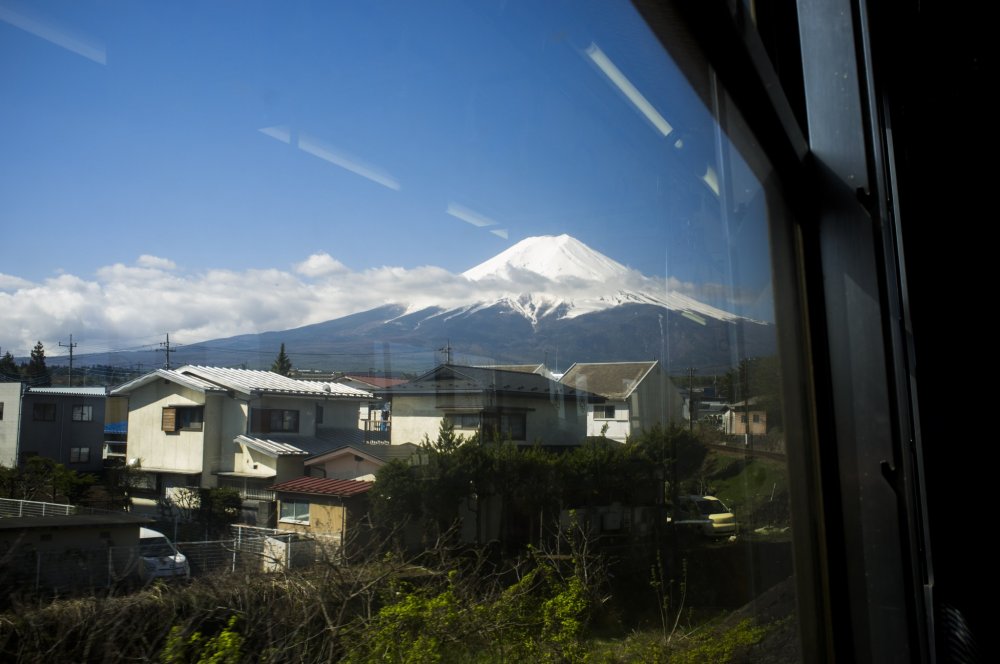 วิวภูเขาฟูจิจากบนรถไฟสาย Fujikyu