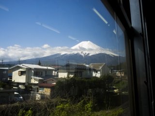 วิวภูเขาฟูจิจากบนรถไฟสาย Fujikyu