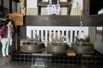 <p>Small shrine above &quot;Nigoku-gama&quot; (rice cookers). Almost 98 kg of rice can be cooked at one time in these rice cookers, which would serve approximately 2000 people.</p>