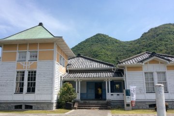 료조칸 - 라이트블루로 칠해진 창틀, 문이나 녹색 지붕이 서양식으로 일본식 기와 지붕과도 잘 어울리는 건물