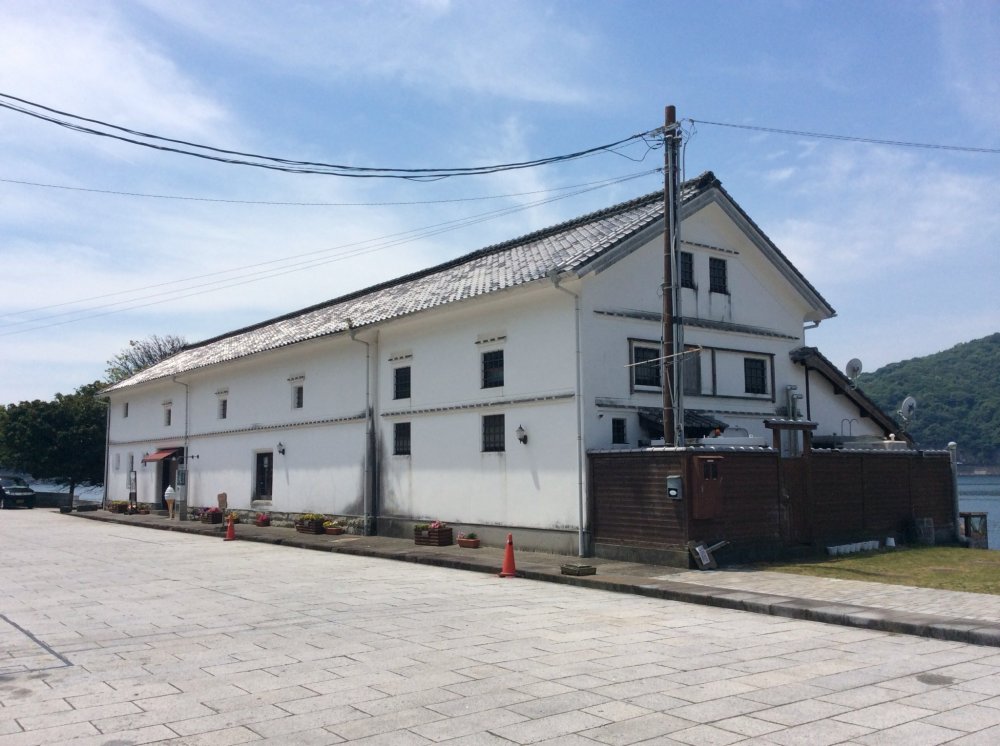 Old Misumi Kaiun Storage House - Beautiful white walled building. It&#39;s used as a water front restaurant now.