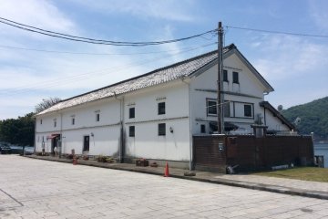 Старинное складское помещение Мисуми Кайун - красивое здание с белыми стенами. Сейчас используется в качестве ресторана.