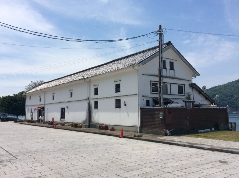Старинное складское помещение Мисуми Кайун - красивое здание с белыми стенами. Сейчас используется в качестве ресторана.