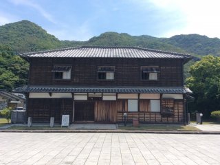 Old Takada Kaisou Ten - Built in Meiji Period and you&nbsp;can enter inside. This trading company possessed 4 vessels and dealt both&nbsp;passengers and cargos. There are approximately 10 rooms in upstairs.