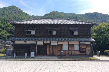 Старинный Такада Кайсо Тэн был построен в период Мэйдзи. Эта семья владела 4-мя судами, которые перевозили как пассажиров, так и грузы. На втором этаже порядка 10 комнат.