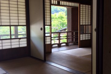 Старинный Такада Кайсо Тэн (второй этаж) - самая дальняя комната в доме с окнами на юг. Здесь есть ниша и набор ступенчатых полок, и возможно это самая дорого убранная комната здесь.