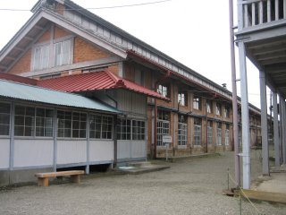 富岡製糸場は約150年前設立の建物ですが戦災にも遭わず関係者の尽力で完全に保存されている。工場に隣接して事務棟、東西の繭倉庫、検査人館などがある
