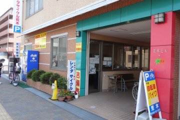 <p>ร้านให้เช่าจักรยานที่ปลายทางคือ สถานีโซะจะ (Soja)</p>