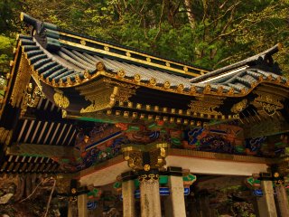 Suiban-sha of Taiyuin, an ornately decorated sacred fountain where visitors cleanse their hands and mouth before entering the temple.