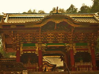 Entering the Yashamon Gate, the third gate of Taiyu-in houses four statues of Yasha demons, each colored to represent the four winds (North, South, East, and West) who stand guard. The gate is also known as Botanmon gate because of the display of peony in the carvings throughout the gate.