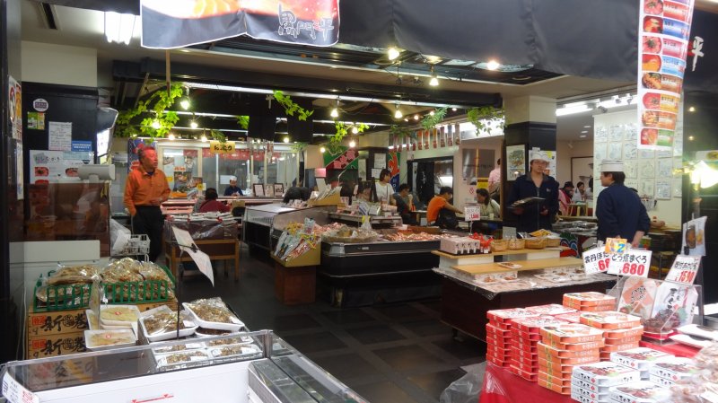 <p>ภายในร้านคุโระมอน ซันเปะอิ (Kuromon Sanpei)</p>