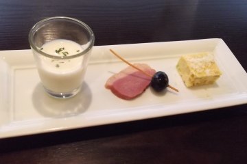 <p>My appetizers: seafood chowder, bacon, olive, omelet</p>