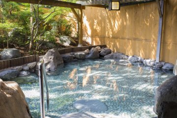 <p>Outdoor onsen in the Misasa Royal Hotel</p>