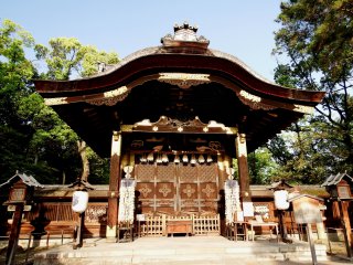 Kara-Mon gate (main gate) of Toyokuni Shrine. This is a national treasure and was moved first from Nijo Castle to Fushimi Castle, then to Toyokuni Shrine