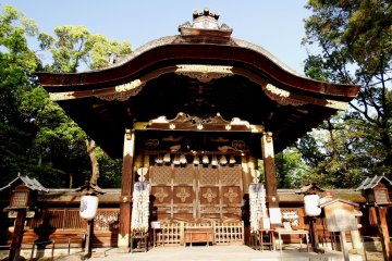 <p>Kara-Mon gate (main gate) of Toyokuni Shrine. This is a national treasure and was moved first from Nijo Castle to Fushimi Castle, then to Toyokuni Shrine</p>