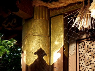 Dekorasi emas rumit Kara-Mon, harta nasional. Kepala klan Toyomi, Paulownia 5-7 dapat terlihat